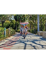 平緩的步道讓騎單車成為許多遊客遊園的好選擇。之照片