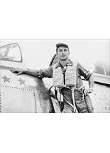 歐陽漪棻與他的好戰友F-84戰機合影。之照片