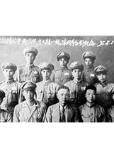 父親劉龍鳳（中排左2）與黃埔軍校同學合影。（圖／劉智群）之照片