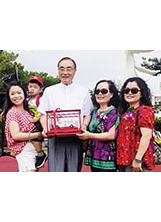 主任委員感謝黃惠敏女士（右二）捐贈城市型救護車。（圖／花蓮榮家）之照片