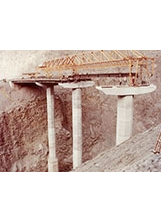 民國66年沙烏地夏爾降坡道路工程吊裝鋼樑，施工人員在懸崖山谷間作業，極其驚險。之照片