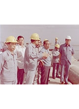 民國64年10月時任行政院長蔣經國先生視察十大建設之臺中港建港工地。之照片