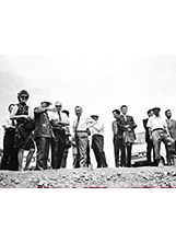 民國63年6月時任行政院長蔣經國先生，陪同美國新任駐華大使安克志夫婦參觀十大建設之大造船廠工程施工情形。之照片