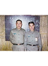 民國六十一年四月一日，第一政治作戰特遣隊成立週年餐會，作者與政戰部方象球少將主任（左）。（圖／周年發）之照片