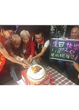 周爺爺（左1）開心切蛋糕。（圖／臺北市榮服處）之照片