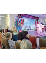 魅力舞蹈關懷團隊等愛心團體，日前特別請假來到板橋榮家作一連串的精采表演，向長輩們祝賀端午節快樂。之照片