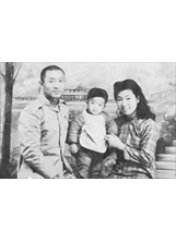 母親把襁褓中的我一路抱來臺灣，父親後也隨部隊抵臺，全家團圓合照。（圖／酈長春）之照片