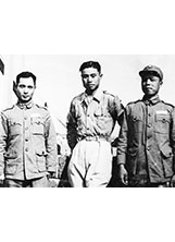 民國42年，史天興擔任工兵排長（右）在臺南工地與連長蔡遠到（左）、排長徐樹璋（中）合影。（圖／史天興）之照片