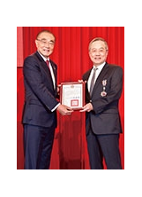北榮院長張德明（右）獲頒榮光一等獎章。（記者林建榮／攝影）之照片
