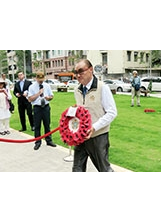 主任委員獻花追悼為自由捐軀的盟軍將士。（記者傅希堯／攝影）之照片