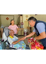澎湖縣榮服處拜訪抗戰老戰士，高齡101歲的邵老先生由子女在旁用心的照顧。之照片