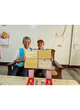 彰化縣榮服處探訪抗戰老兵，老兵驕傲的展示過往獎章。之照片