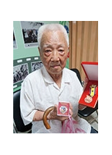 桃園榮家日前辦理紀念七七抗戰83周年茶會，老伯伯拿出過往抗戰榮譽獎章。之照片
