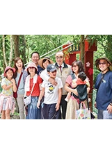 遊客於京華橋旁與主任委員開心合影。（記者林建榮／攝影）之照片
