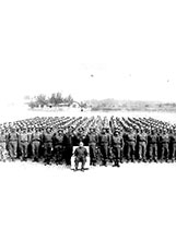 民國52年，先總統蔣公（中）至臺南新化知母義營區視察虎賁部隊時合影。（圖／吳紀川）之照片