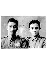 民國37年鍾光亞（右）在湘南師管區上尉政工幹事與同袍合影。（圖／鍾光亞）之照片