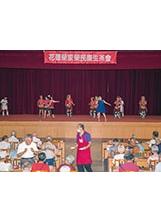 花蓮榮家辦理慶生茶會，透過表演活動與壽星爺爺奶奶們同樂。之照片