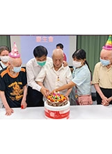 板橋榮家舉行7月份壽星慶生會，徐伯伯百歲大壽，切蛋糕慶祝。之照片