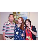 楊絜儀與父母親開心合影。（記者林建榮／攝影）之照片