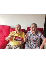 新北市榮服處張惠生爺爺伉儷手持生日賀卡，開心比YA。之照片