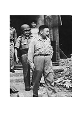 八二三砲戰時期，時任輔導會主委、行政院政務委員蔣經國（左）親赴前線。之照片