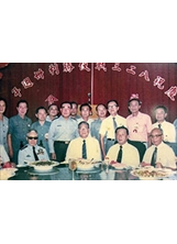 823勝利30周年餐會，許銘松（後排右5）與時任總統李登輝、參謀總長郝柏村等與會者合影。（圖／許銘松）之照片