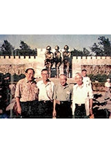 雄獅部隊金門之旅，欒樹珊（右1）在古寧頭英雄戰史館與同袍合影。（圖／欒樹珊）之照片