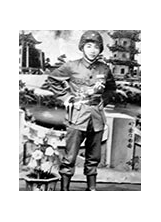 八二三戰役後，林石諒於金門照相館留影。（圖／林石諒）之照片