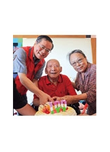 桃園市榮服處替楊廷榮爺爺於自家歡度百歲壽誕。之照片