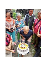 新北市榮服處處長林火土與彭延治爺爺及彭奶奶協力切百歲蛋糕。之照片
