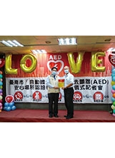 授證表揚由臺南市市長黃偉哲（左）親頒。（圖／佳里榮家）之照片