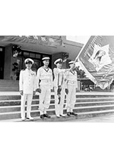 沱江艦官兵與榮譽旗。之照片