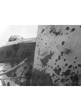 血跡斑斑的船艦與海軍士兵頭盔。之照片