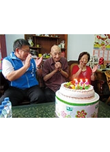 基隆市榮服處陪百歲曾安爺爺吃生日蛋糕賀壽。之照片
