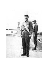 擔任第十軍軍部總值星官時，攝於新竹坪埔營區大營門。（圖／毛漱濤）之照片