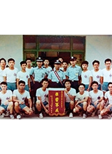 馮惠平（後排左6）就讀空軍機校時與同學合影。（圖／馮惠平）之照片
