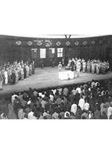 34年10月25日，中華民國將領代表同盟國於臺北公會堂接受在臺日軍投降，受降典禮臺上掛有同盟國英、中、美、蘇四國國旗。之照片