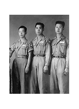 民國41年國慶日，趙光裕（左1）與同僚在旗山合影。（圖／傅伯蓉）之照片