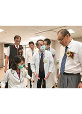 臺南分院復健團隊支援岡山榮家為三級醫療整合的最佳典範，主任委員表示肯定。之照片