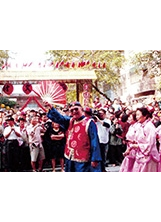 范明亮參加眷村文化節踩街活動留影。﹙圖／范明亮﹚之照片