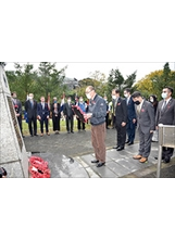 主任委員率相關人員向盟軍戰俘紀念碑獻花。（記者林建榮／攝影）之照片