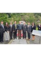 主任委員（右4）會後與臺灣戰俘營紀念協會會長何麥克（右3）及輔導會出席人員合影。（記者林建榮／攝影）之照片
