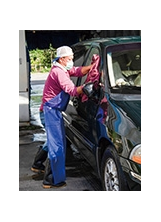 信義加油站洗車業務由學員一手包辦。之照片