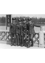 劉廣英（左2）與空軍官校同學合影，右為由氣象轉飛行而為國捐軀的譚幹三。（圖／劉廣英）之照片