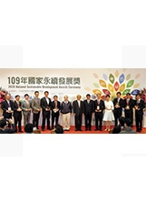 行政院長蘇貞昌（中）與獲獎單位代表合影。之照片