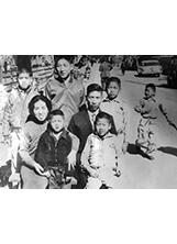 榮民羅梅嶺（中右）全家在木板屋外合影，媽媽羅印氏懷裡抱著的是作者羅正業。（圖／羅正業）之照片