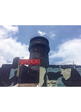 海軍上將黎玉璽在烏坵燈塔大門上題書「忠義門」。（圖／沈承堯）之照片