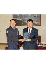 李副主委與空軍第五戰術混合聯隊長謝日昇將軍交換禮物。（圖／花蓮榮服處）之照片