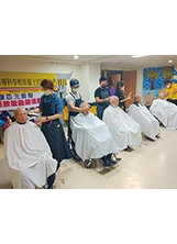 陸軍專校校友會召集美髮師赴佳里榮家愛心義剪，與長輩們開心互動。（圖／佳里榮家）之照片