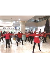 臺北榮總桃園分院的「歡樂耶誕報佳音」，表演歡樂帶動唱。（圖／北榮桃園分院）之照片